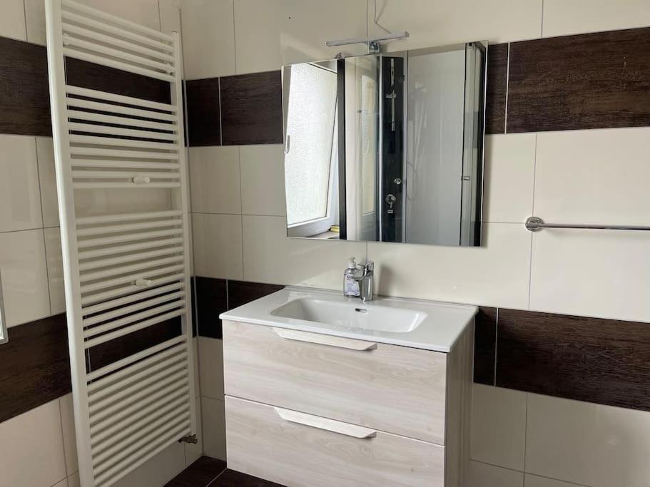 Duesseldorf Messe And Airport, 2-Bedroom Apartment With Kitchen And Garden Duisburg Luaran gambar
